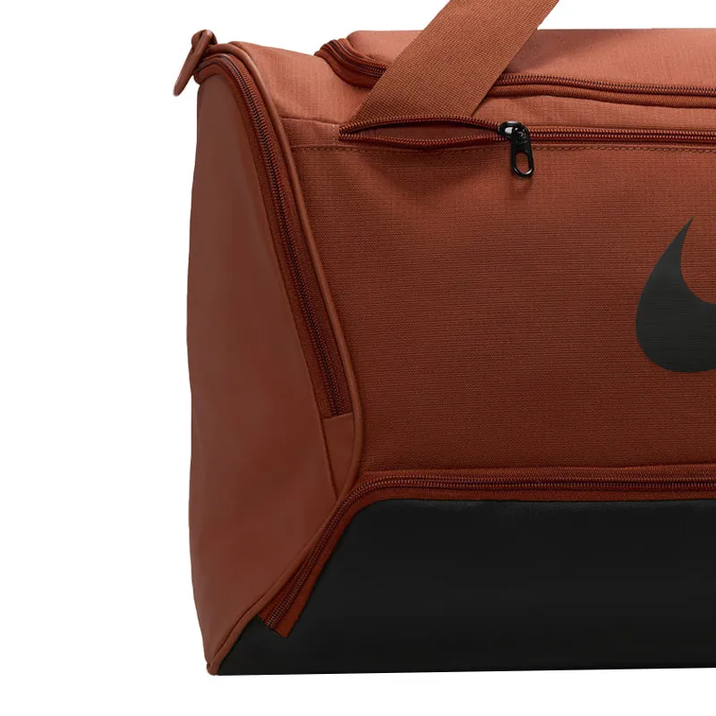 NIKE Brasilia 9.5" Duffle Bag (Sunrise/Black/Black)