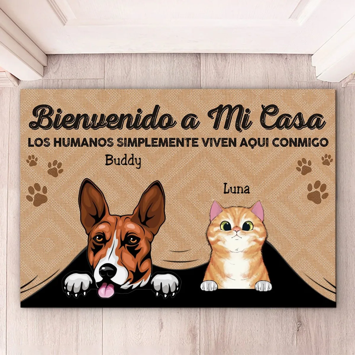 Pet Lovers - Los Humanos Simplemente Viven Aquí Con Nosotros Spanish - Personalized Doormat