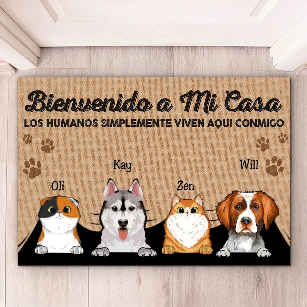 Pet Lovers - Los Humanos Simplemente Viven Aquí Con Nosotros Spanish - Personalized Doormat